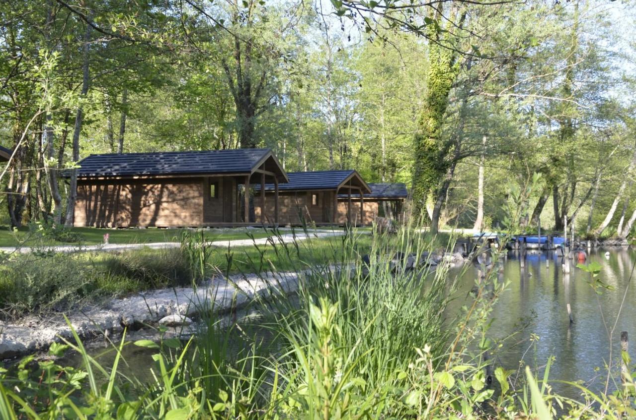 Les Lodges Du Lac Saint-Alban-de-Montbel Exterior foto